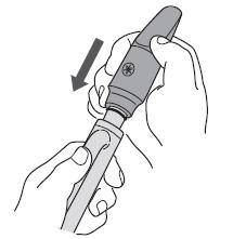 Před hrou Připevnění hubičky Před připevněním hubičky použijte hadřík na odstranění prachu nebo nečistot ze spoje krku nástroje. 1.