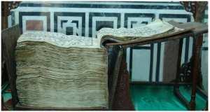 15. PŘÍLOHA Obrázek č.1 a 2 Jeden ze tří nejstarších dochovaných Koránů z 1.