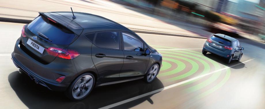 Pár očí navíc 01 Adaptivní tempomat s funkcí Pre-Collision Assist s detekcí chodců a cyklistů sleduje prostor před vozem prostřednictvím radaru a kamery.