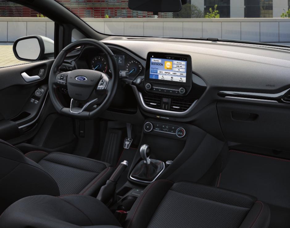 5 s barevným 8" dotykovým displejem, funkce Applink, Android Auto a Apple CarPlay Černé čalounění stropu s prémiovou stropní konzolou s držákem na