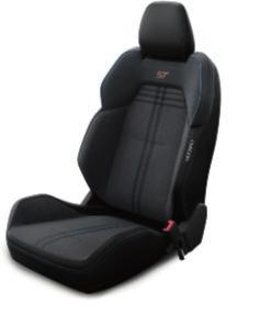Fiesta ST ve standardní výbavě obsahuje jedinečné prvky výbavy jako například 17" kola z lehkých slitin, exkluzivní design karoserie či sportovní přední sedadla RECARO.