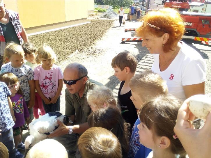 LETNÍ PROCHÁZKA V BAČKŮRKÁCH Z MECHU ----------------------------------------------------------------------- Ahoj prázdniny: -------------------- Oslava svátku dětí nastartuje měsíc červen, který je