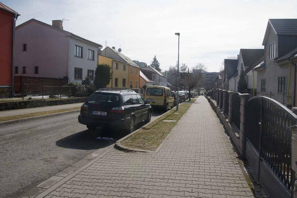 užší cca 0,7 m - sortimentálně: Prunus sargentii Rancho ( Sorbus Joseph Rock ) - celkově jako