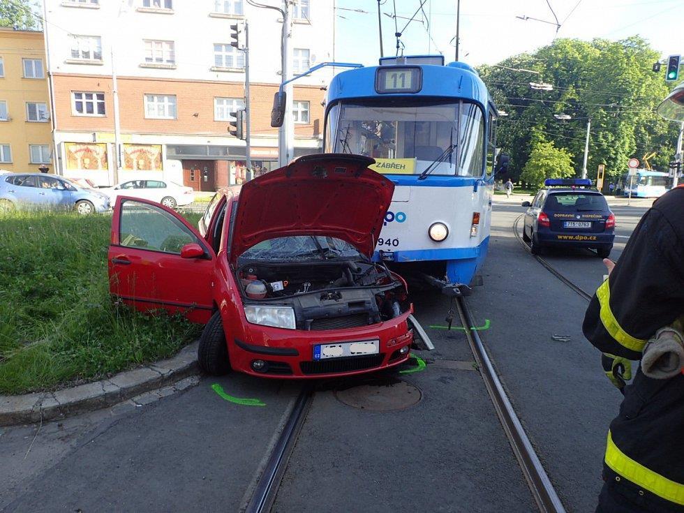 Řidiči budou varováni před nebezpečím střetu s projíždějící tramvají či před cestujícími vystupujícími z tramvaje do vozovky v zastávce.