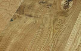 Zkrátka krásné dřevěné podlahy se vším, co k dřevu patří. Dřevo je přírodní produkt a může měnit barvu a strukturu. Ne všechny vlastnosti dřeva lze ukázat na obrázku nebo vzorku.