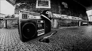 Hudba Každý taneční styl potřebuje svoji hudbu. Hip-hop má v hudbě výrazné beaty (výrazné tóny v hudbě).