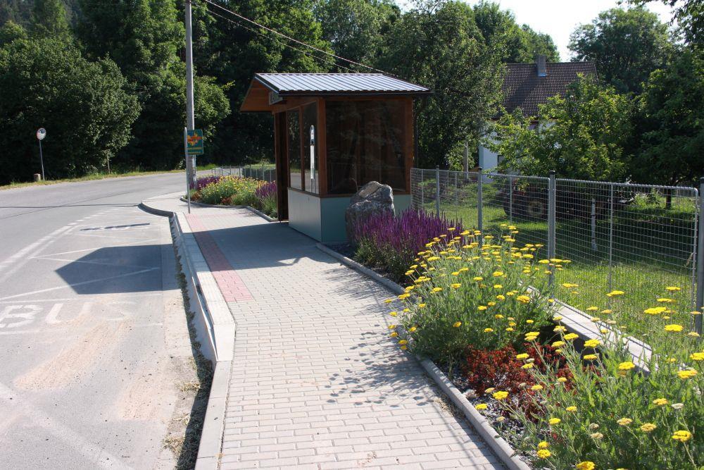 Příklad navrhovaného opatření Realizace autobusové zastávky se zálivem, Obec Poříčí u