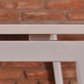 Originální kovová samonosná podnož se stolovou deskou tloušťky 18 mm olepena ABS 2 mm.