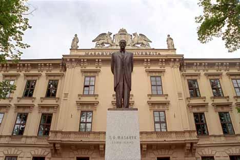 LÉKAŘSKÁ FAKULTA Založena v roce 1919 Komenského nám. 2, 662 43 Brno www.med.muni.