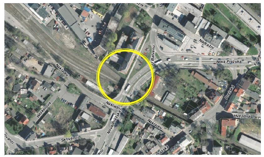 b) propojení prostoru nového nástupiště jabloneckého vlakového nádraží s ulicí Pražská novou lávkou a schodištěm u gymnázia, a vznik nové autobusové zastávky MHD z centra města pro směr Mšeno nad