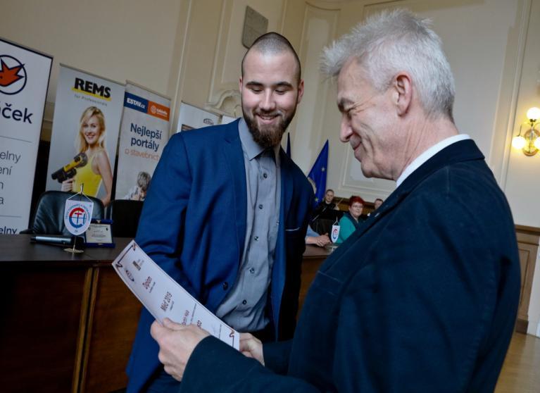 Matěj Škorpík soutěžil ve znalosti o mědi a možnosti využití mědi a výrobků z mědi v technických zařízeních budov (TZB), s celkovým počtem získaných bodů 65. Foto:předání ocenění Ing.