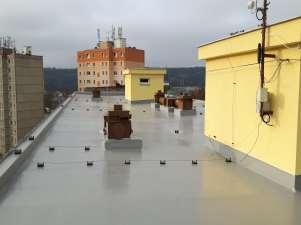 komplexní opravu střechy, tzn.