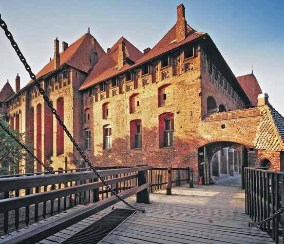 Monumentálním dojmem působí zdi Středního a Vysokého hradu postavené z červených cihel, pás hradeb s baštami a branami, jakož i různá na středověk inovativní technická řešení, např.