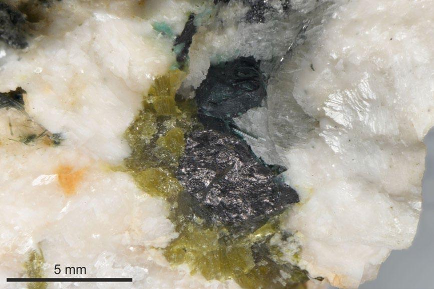 Bull Mineral Petrolog 26, 1, 2018. ISSN 2570-7337 (print); 2570-7345 (online) 79 Chalkopyrit je popisován v podobě drobných zrnek vtroušených v prehnitu (Tuček 1950 in Kratochvíl 1961).
