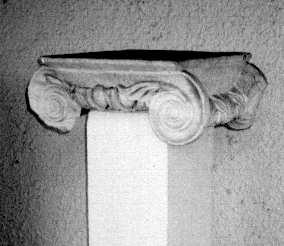 2.2. Křivky popsané ve starověku 57 2.2.7. Spirály ionských sloupů Antická architektura upoutá křivkami ve tvaru spirály a to zejména na hlavicích ionských sloupů. Na závěr se o nich zmíníme.