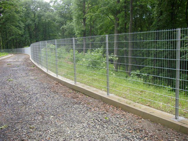 Výstavba plotu Střekov.
