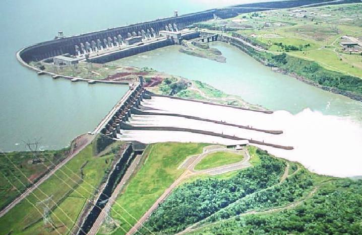 4.2 Itaipu Elektrárna Itaipu (obr. 4.2) se nachází na řece Paraná na hraničním rozhraní států Brazílie a Paraguay.