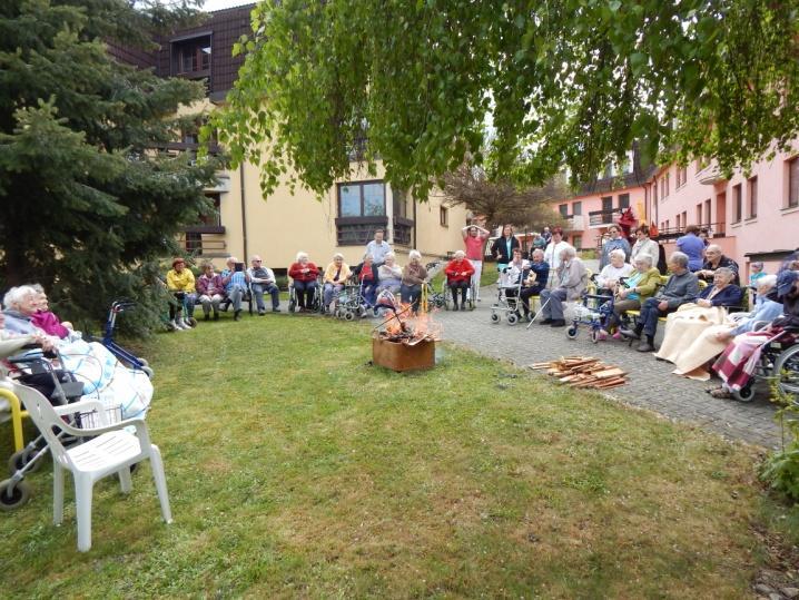 Hojná účast svědčí o tom, že i pro příští rok si musí všechny čarodějnice v okolí dávat velký pozor. (L.H.) Cvičení hasičů Ve středu 9. května proběhlo v Domově požární cvičení s nácvikem evakuace.