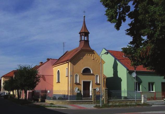 6 Kaple svatých Andělů Strážných Kaple svatých Andělů Strážných byla postavena v letech 1909 1912. Nad vstupním prostorem je vybudována malá věžička s lucernou zvoničky. Vysvěcena byla 1.