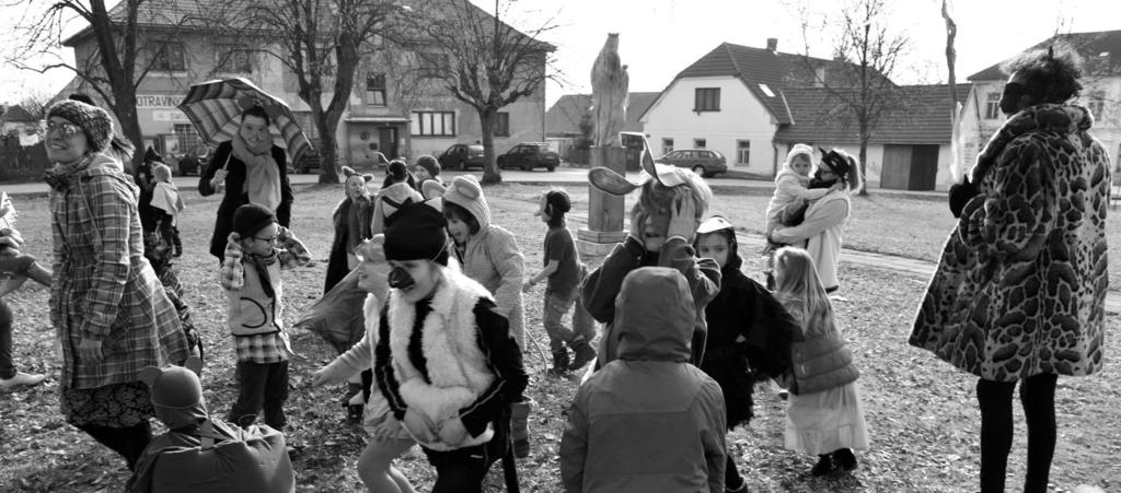 Další netrpìlivì oèekávanou akcí byl karneval ve školce. Nafoukli jsme balónky, dìti se oblékly do pohádkových kostýmù, tanèily, soutìžily, radovaly se a dobøe se bavily.