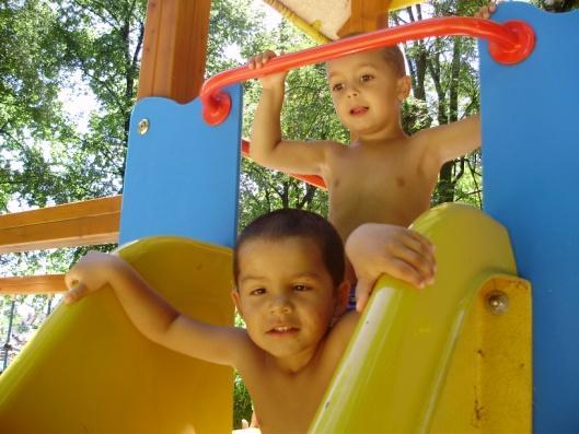Prázdninové koupání Koncem srpna se maminky s dětmi vydaly do akvaparku do Litomyšle, aby se vykoupaly, počasí jim přálo a tak si mohly užívat všechny dostupné atrakce.