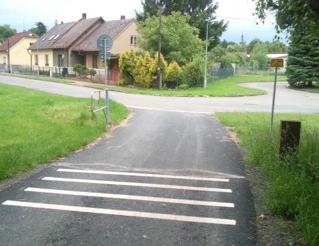 Sčítač byl v dané lokalitě řešen umístěním indukčních smyček do asfaltového povrchu a sloupku s čidlem k rozlišení pěších vedle stezky.