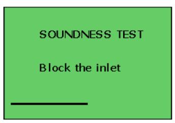Test těsnosti se provádí při zapínání přístroje. Zablokujte vstup vzorkovací cesty (např.