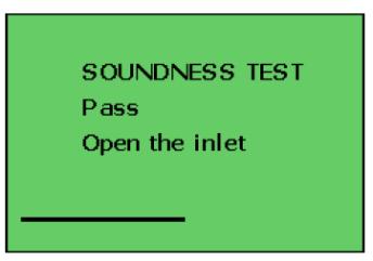 Pokud není nalezen žádný únik, test těsnosti je úspěšný - přístroj zobrazí hlášku: Pass.