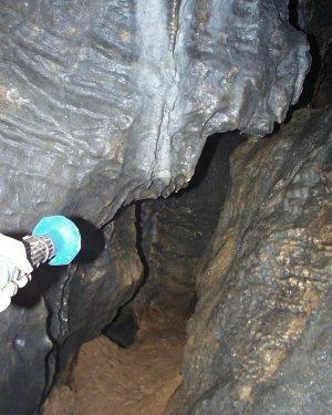 Jeskyně ve Hvozdecké hoře Jeskyně se nachází v severním svahu vápencového vrchu Horka (též Hora nebo Hvozdecká hora), jižně od samoty Na Skalce, v malém vápencovém lomu na okraji lesa.