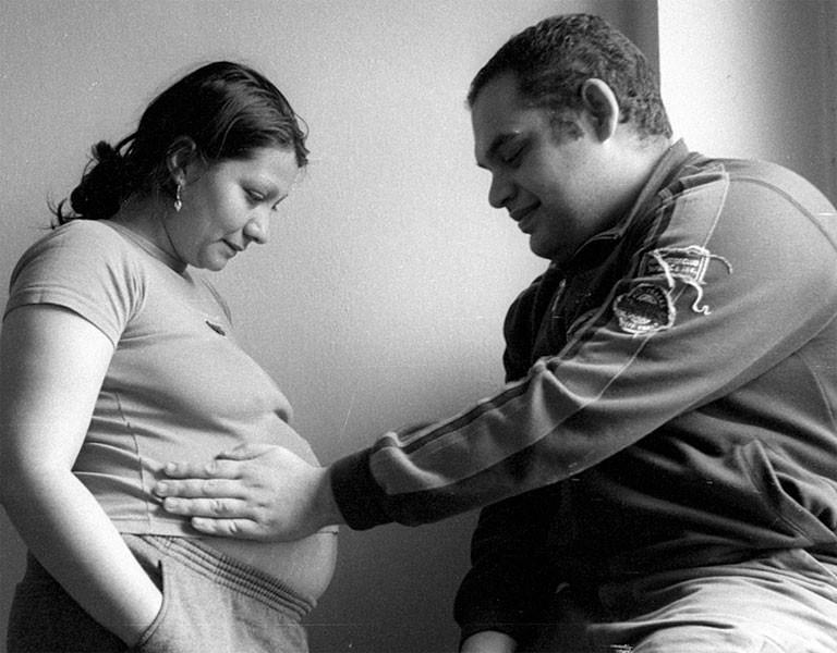 Výživa těhotných rómských žen Mladé matky Těhotná romská žena jí všechno