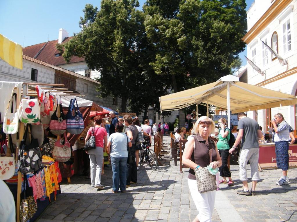 Doplňková činnost 10 Řemeslné trhy červen září AT pořádá v letních měsících na Masarykově náměstí řemeslné trhy při již probíhajících kulturních akcích, které pořádají ostatní subjekty.