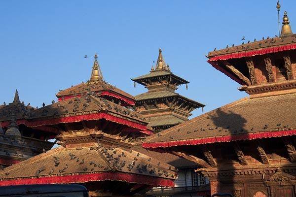 Ne nadarmo se Pátanu říkalo též Lalitpur město umění. Muzeum postavené v královském paláci má nejlepší expozicí nepálského umění v zemi. Po obědě navštívíme královské náměstí v Káthmádnú.