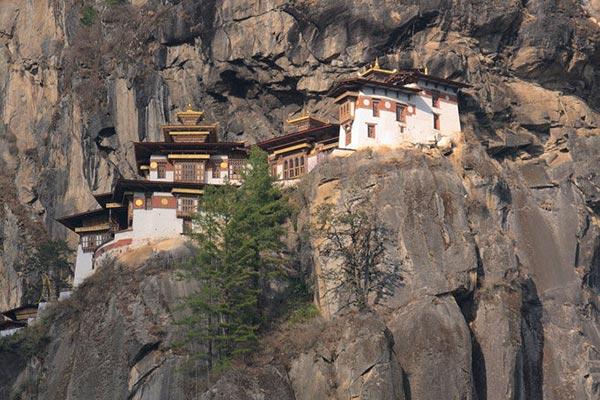 12. den - středa 29.4. - Výstup k chrámu Tygří hnízdo Ráno vyrazíme na sever údolí Paro, nejdříve k hradu Drukyel dzong.