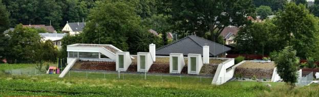 Zelené střechy byly na území města doposud realizovány ve velmi omezeném množství, jedním z mála příkladů je např. nový rodinný dům v Jaktaři, jehož autorem je Atelier 38 (viz obrázek níže).