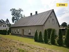 vody je vlastní studna. Odpady jsou svedeny do žumpy. Pozemek o velikosti 583 m2.