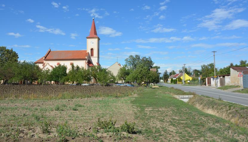 k.ú. Odrovice 10 Volně RD stojící Rovinatý pozemek. Částečně zainvestované území. Plocha navazuje na zastavěné území. Plocha je dopravně napojitelná odbočkou ze silnice II.