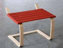 Umělec mimo jiné vyrábí nábytek z použitých produktů firmy IKEA v rámci projektu 3xR (redukuj, renovuj, recykluj). http://tomaskubacka.webnode.