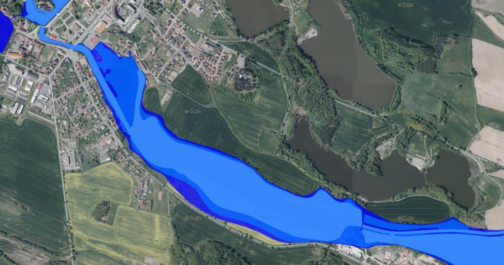 4.2 Záplavová území Lomnice nemá v řešeném úseku stejnou kapacitu koryta. V úseku, kde řeka protéká intravilánem obce, je koryto schopno pojmout maximálně pětiletý průtok.