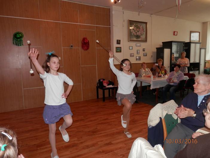 Spolupráce s Klubem seniorů v Lounech Naše děti secvičily vystoupení pro seniory k Mezinárodnímu dni žen, které se uskutečnilo v klubovně městské knihovny Luna.