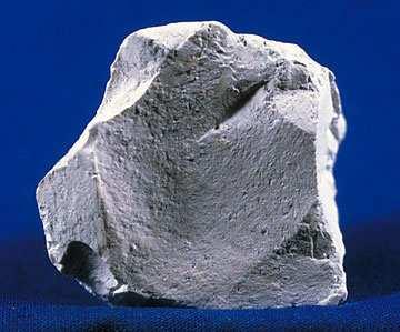 Hliník se v přírodě nachází ve velkém množství minerálů a mezi nejdůležitější patří korund, diaspor, boehmit, spinel, kyanit, kaolinit, nefelín. Například hornina bauxit (Obr.