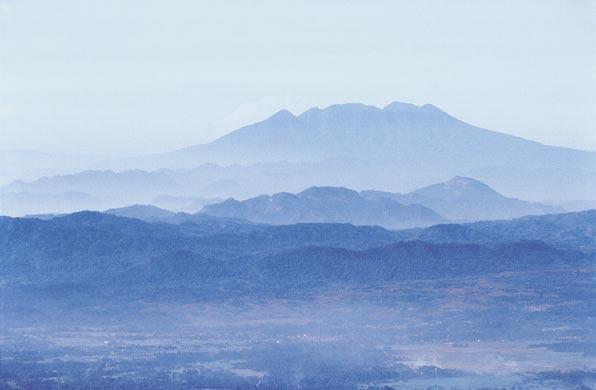 Sopka Gunung Singgalang (2877 m) převyšuje okolní vrcholy pohoří Barisan. Právě poblíž vrcholu Gunung Singgalang sbíral Odoardo Beccari v 19.