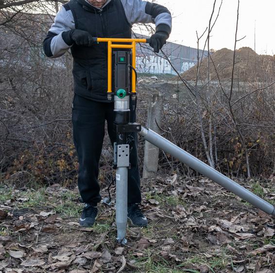 Ruční montážní kříže a roxorové tyče pro montáž menších vrutů řady U, G, GL, M a výkonné elektrické vrtačky s teleskopickými upínacími tyčemi pro přesnou a rychlou montáž do méně prostupného podloží