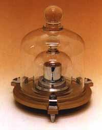 Hmotnost 1 kg Atomová hmotnostní jednotka 1/12 hmotnosti atomu nuklidu 12 C 1 amu = 1 u = 1.6606 10 27 kg A.