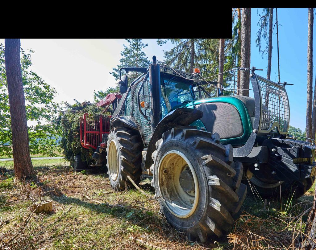 v Praze a Středočeském kraji Nová vyvážecí souprava pomáhá lesníkům v okolí Příbrami Projekt Vyvážecí souprava zahrnoval: nákup vyvážecí soupravy šetrné k půdnímu povrchu, umožnění vývozu dřeva i z