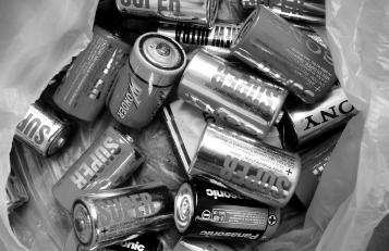 PROBLEMATIKA ODPADÒ Seriál o tfiídûní a recyklaci odpadû 8. díl: M ty a povûry v tfiídûní 1. Z PET lahví musí b t odstranûno víãko, etiketa, jinak se nedá PET lahev zpracovat. Není tomu tak.