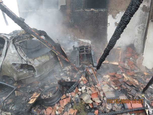 Po příjezdu povolaných jednotek bylo zjištěno, že hoří osobní automobil, přístřešek a požár se rozšířil i na střechu a do interiéru rodinného domu.