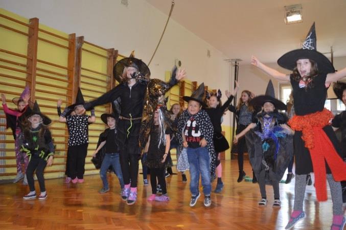 KULTURNÍ AKCE Školní akademie 100 let založení Československa, KK M. Svatoňovice /25. 10./ 5.