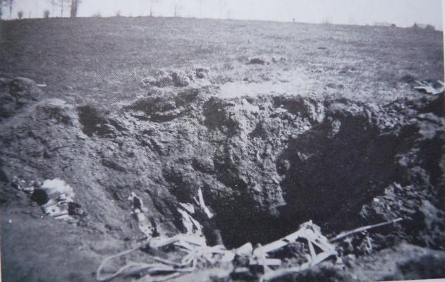 sedícího za řídícími pákami v pilotní kabině. Jeho kmenové číslo bylo napsáno na hedvábné vložce jeho leteckých rukavic. Byl to 24letý Sgt Karel Pavlík, český pilot 313.