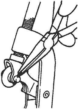 Odstraňte odřezky jak ze stroje, tak z jeho okolí. Při čištění použijte ocelový kartáč pro odstranění odřezků ze sklíčidla, čelistí u závitořezné hlavy a vnitřního odstraňovače ostřin.