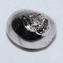 Rhodium je nejdražší platinový kov. Používá se při výrobě velmi čistého grafitu pro jadernou techniku, jako katalyzátor při oxidaci alkoholu na kyselinu octovou při výrobě octa. Ilustrace: Rhodium.
